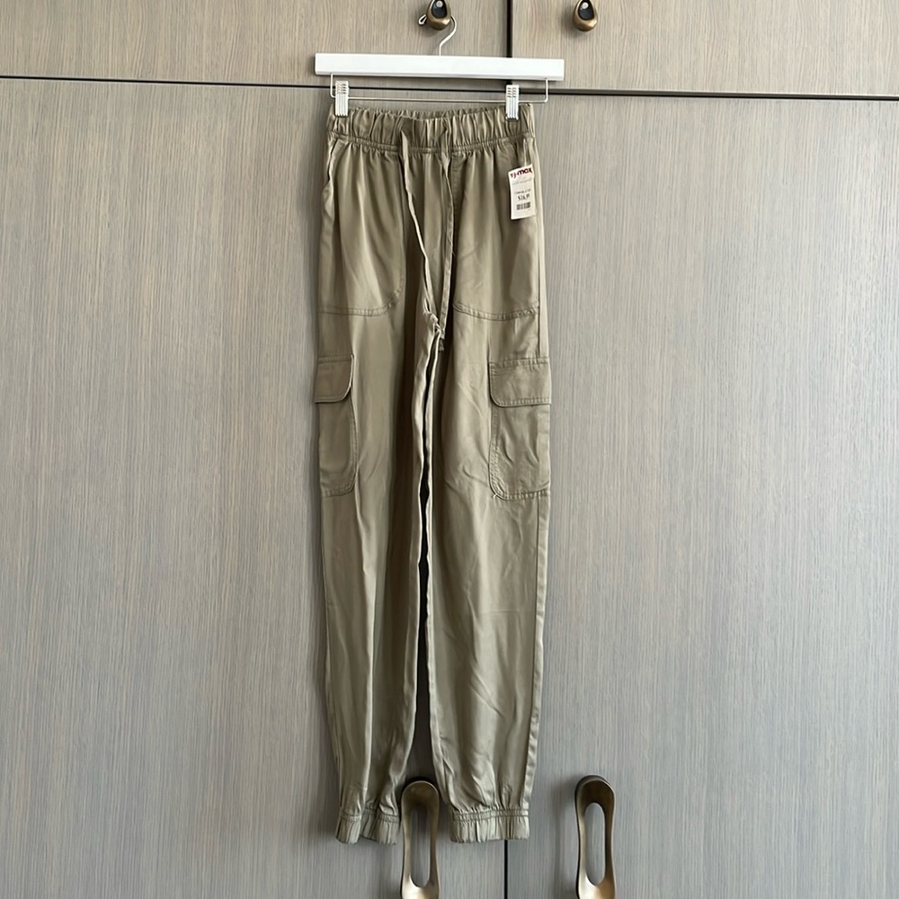 Women’s green cargo sweatpants